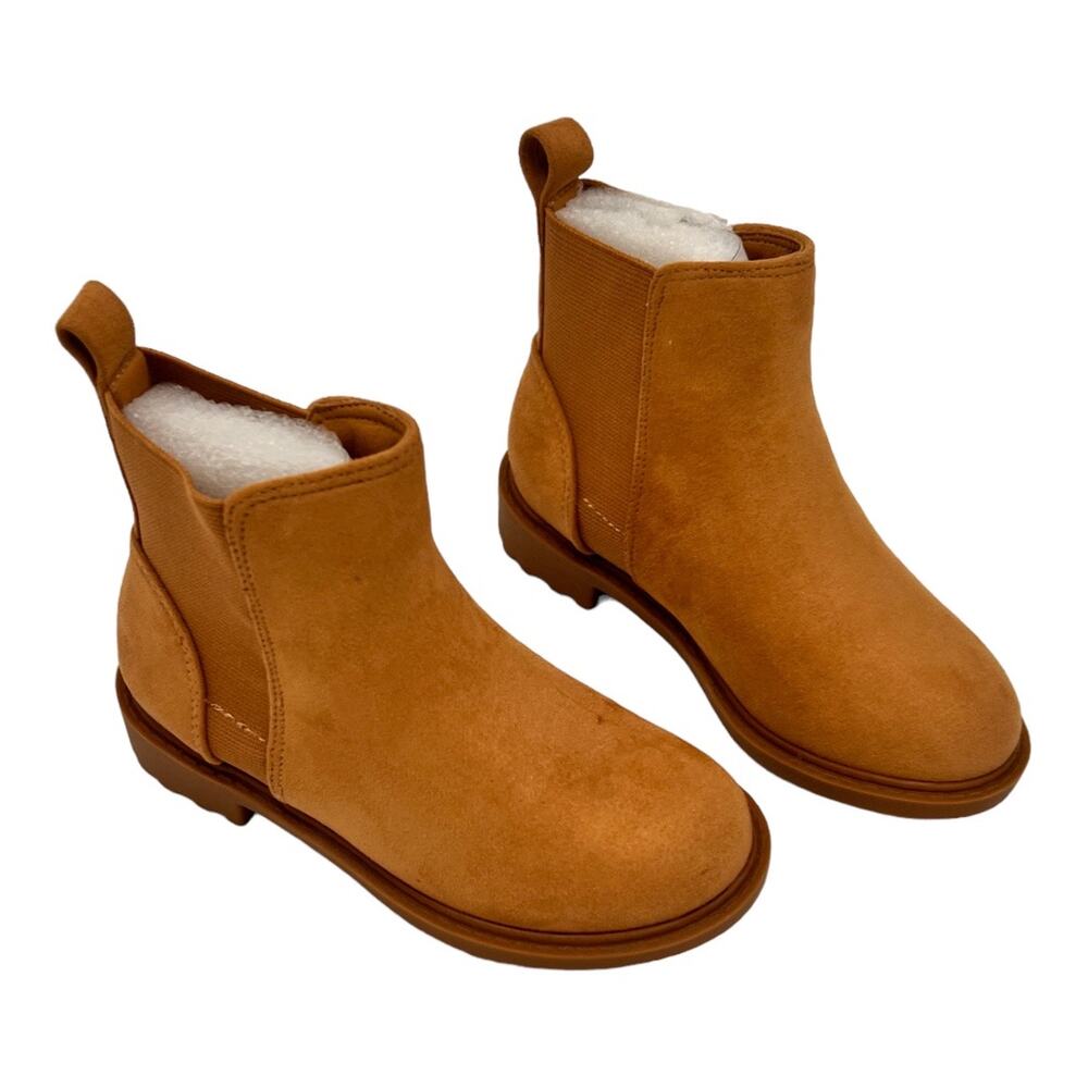 Girls lug sole  chunky heel Chelsea ankle boots. Round toe size 9 girls. B10